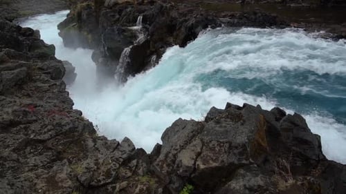 Spektakulärer blauer Wasserfall stürzt in Zeitlupe in Island den Rand hinunter
