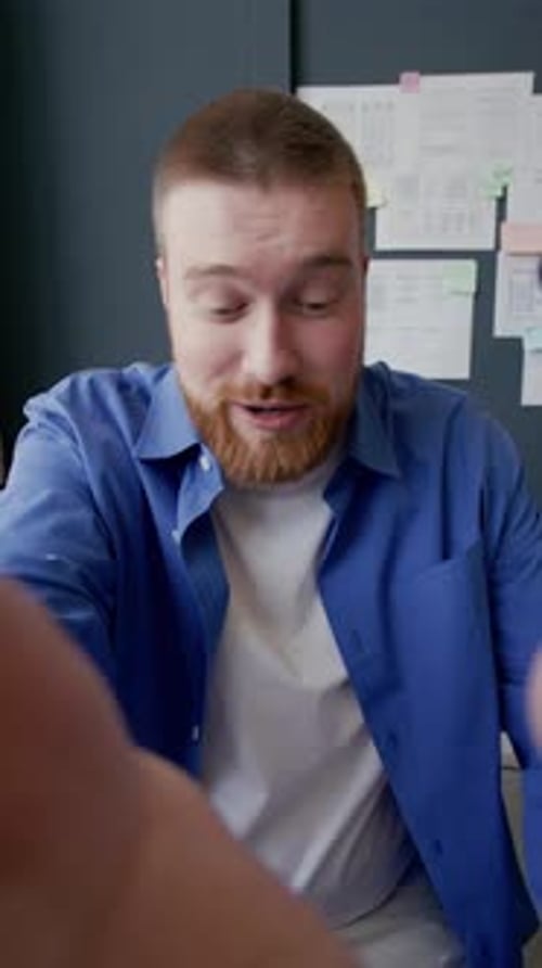 Videollamadas de un diseñador de UX masculino sonriente que muestran la impresión de una estructura alámbrica en la oficina
