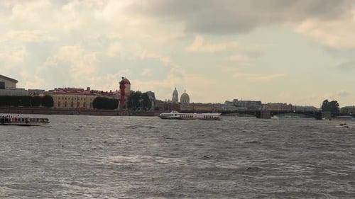 Cruzeiro de barco a motor no rio Neva em São Petersburgo, Rússia - visão ampla