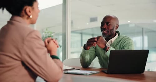 Unternehmen, Mitarbeiter und Gespräch für ein Vorstellungsgespräch im Büro für Fragen, berufliche Fähigkeiten und Einstellungsverfahren