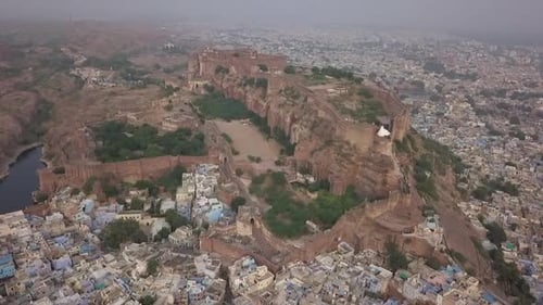 Aéreo: enorme e antigo Forte Mehrangarh, acima de Jodhpur, Índia