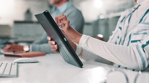 Büro, Tablet und Hände eines Geschäftsmitarbeiters für Planung, Online-Netzwerke und Internet