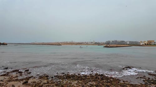 Felsstrand an der Atlantikküste in Rabat, Marokko, langsame Wellen