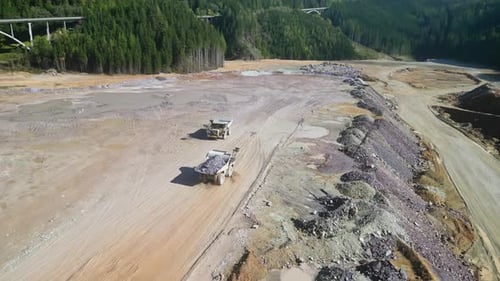 Luftaufnahme des von Bergen umgebenen Eisentagebaus, Österreich.