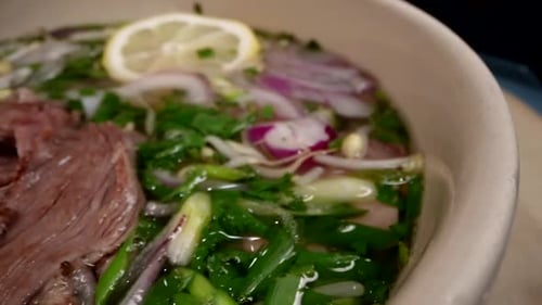Soupe vietnamienne traditionnelle au bœuf et aux légumes Vue rapprochée de PhoBo dans une assiette au restaurant