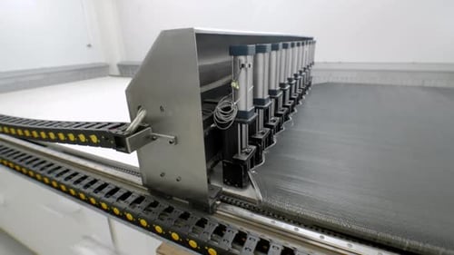 Die vollautomatische Phase der Herstellung eines Metallgittergerüsts für Decken und Wände ist jetzt
