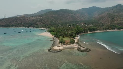 Bela praia de Tanjungan Pantai Senggigi durante a maré baixa em Lombok, aérea