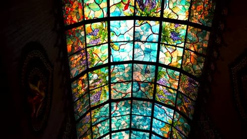 Un techo de cristal tintado de colores en un templo.