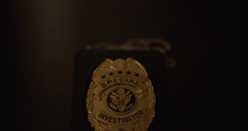 Inclinaison rapprochée d'un bouclier d'enquêteur spécial