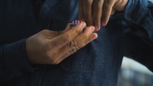 Ein Afroamerikaner trägt ein Abzeichen mit dem Logo der US-Flagge und der Aufschrift Ich habe gewählt