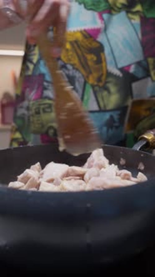 Mulher cozinhando cremoso em uma cozinha moderna