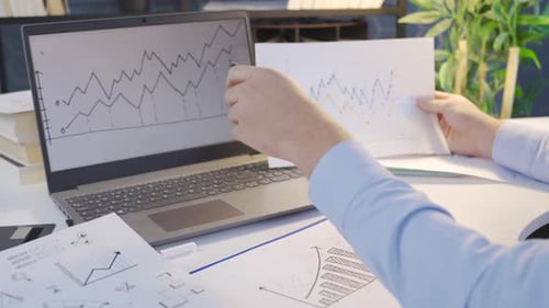 Geschäftsmann arbeitet mit Grafikdaten.