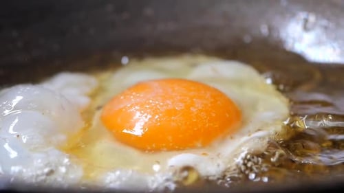 Frische Eier, die in einer Pfanne brutzeln, perfekt für ein herzhaftes Frühstück