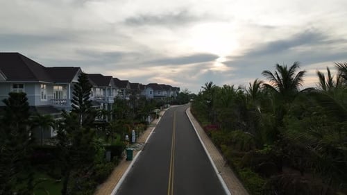 bei Sonnenuntergang über die Straße fliegen