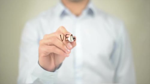 Lieferantenmanager schreibt auf transparentem Bildschirm