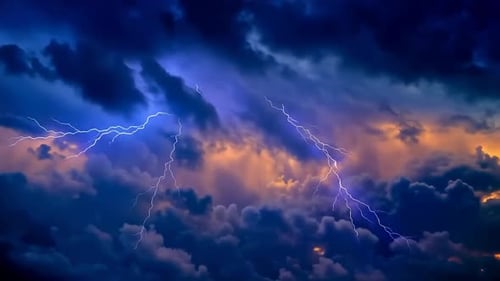 Dramatisch Gewitter in dunklen Wolken mit orangefarbenem Sonnenuntergang G
