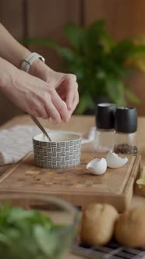 Préparer les œufs dans un bol pour le petit-déjeuner et les cuisiner sur le comptoir de la cuisine