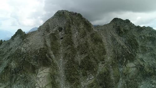 Vue aérienne de montagnes escarpées rocheuses de haute altitude. Vue sur les sommets des montagnes et la vaste chaîne i