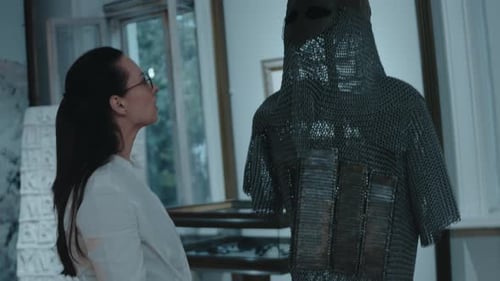 Femme avec des lunettes regardant une véritable armure de mailles faite à la main de la période médiévale Détails de l'armure