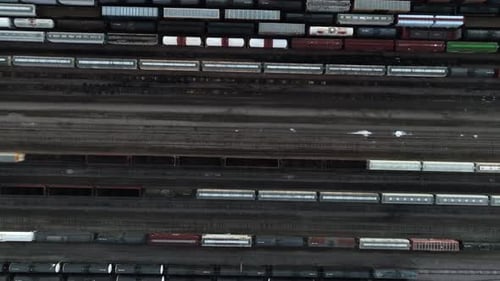 De haut en bas, des wagons de chemin de fer sur des voies ferrées. Thème de gare de transport de marchandises. Vue aérienne