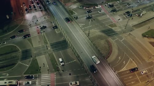 Circulation urbaine au carrefour, vue aérienne depuis le dessus