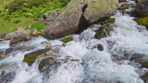 Gebirgsfluss in den Bergen.