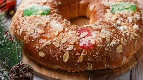Personas que toman una porción de roscón de Reyes