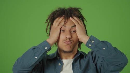 Un étudiant indépendant explique quelque chose avec émotion avec colère et indignation