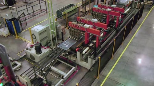 Movimiento por encima de la línea de producción y trabajadores en el taller