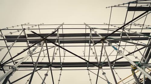 mirando hacia arriba, plano a primera vista de una estructura alta de andamios