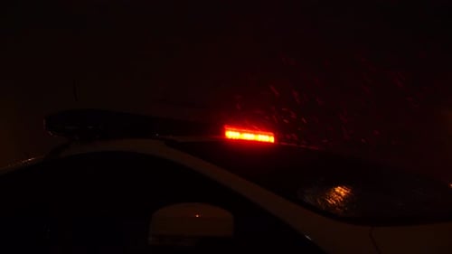La police clignote sous la pluie