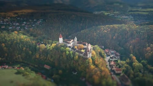 Вид с воздуха на замок Кривоклат в Чехии. Красивый средневековый замок, возвышающийся над заливом