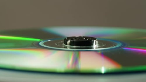 Vintage-CD-Musikplayer in Nahaufnahme mit tragbarem Musikplayer zum Anhören mit Compact Disc