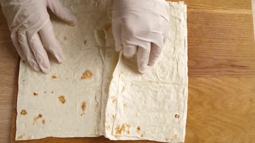 1. El lavash se despliega sobre la mesa. Preparación de platos de pita