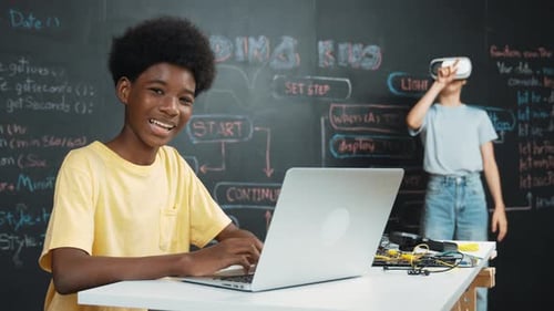 Studentisches Programmier- und Codierungssystem, während Mädchen das Metaversum betreten. Erbauung