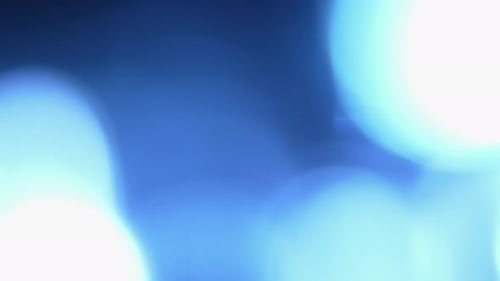 Abstrakte blaue Bokeh-Lichter, die sanft leuchten und sich überlappen, auf einem traumhaften, unscharfen Hintergrund, modern