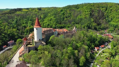 Вид с воздуха на замок Кривоклат в Чехии, Европа. Знаменитый чешский средневековый замок Кривоклат