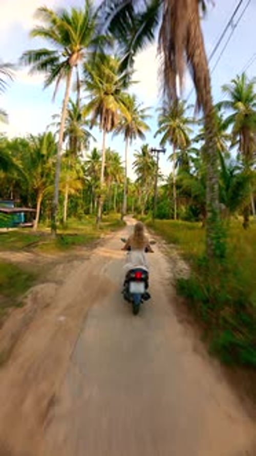 Femme en scooter sur une île tropicale
