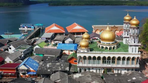 Luftaufnahme des muslimischen Fischerdorfes Ko Panyi oder Koh Panyee in der Provinz Phang Nga, Thailand