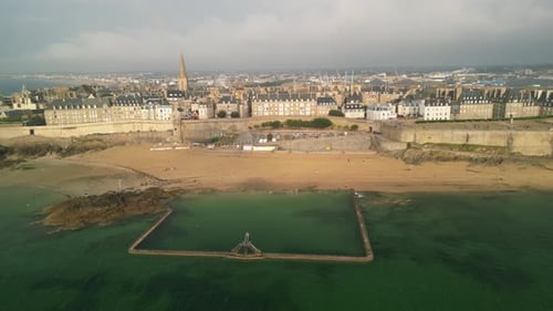 Vue aérienne de la ville et de la plage de Saint-Malo, France.