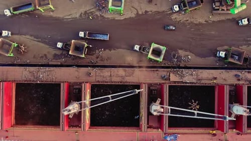 Verarbeiteter Müll auf einem Handelsschiff, Hafen