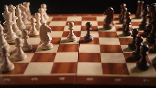 Piezas de ajedrez de madera sobre tablero de ajedrez, concepto de juego estratégico. Lluvia de ideas y
pensamiento analítico c