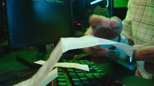 Un programmeur, un codeur et un spécialiste de la cryptographie inquiets et stressés sont choqués par une erreur de programmation Guy