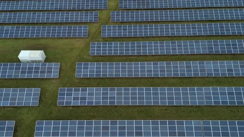 Luftaufnahme einer Sonnenkollektoranlage auf Gras, Großbritannien.