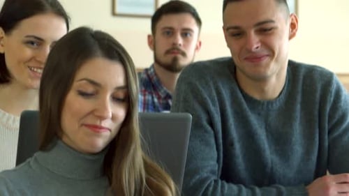 Conversation engageante entre une étudiante et son camarade de classe masculin
