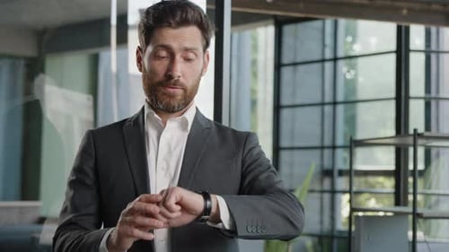 Porträt Wütender besorgter bärtiger 40er Jahre kaukasischer Geschäftsmann Männlich Frustrierter Chef Manager Warten