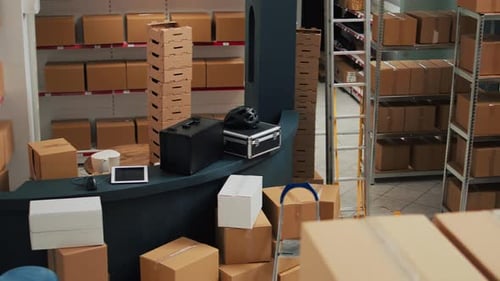 Espace de rangement vide avec espace de bureau et étagères ou étagères
