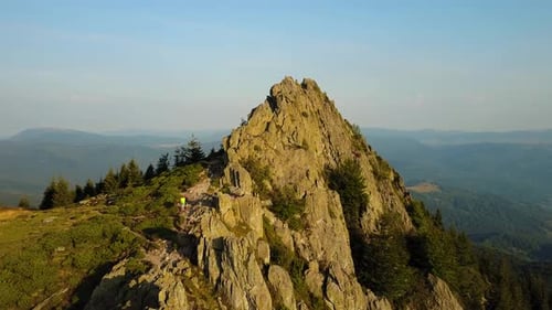 Vídeo con un Zumbido en 4K de la increíble cresta de la montaña con forma de peine de gallo. Vídeos de archivo en 4K increíbles.