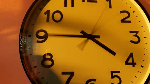 Die an der Wand hängende Uhr dreht sich mit einer Zeitverzögerung.