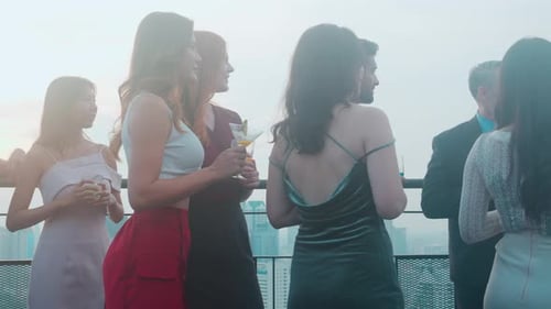 Equipe de grupo feliz, executivo sênior e empresários em festa comemoram.